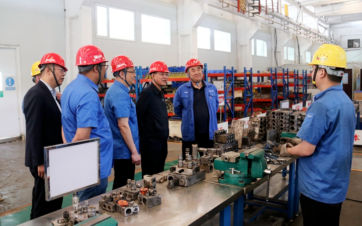 張文龍 機(jī)電廠1_副本.jpg